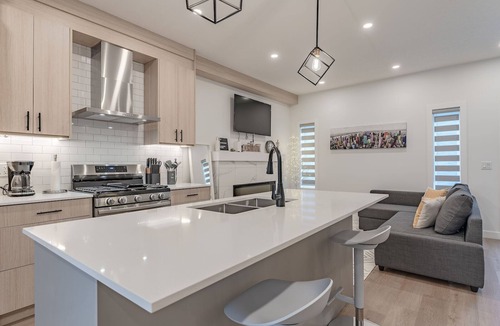 Capitol Hill House | LUX 4BD Sleeps 10! 5-Min to DT, Smart TV, Garage, AC, Fire, Capitol Hillnnnnn