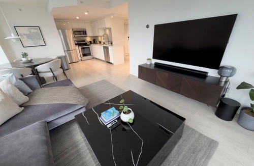 Downtown Vancouver Condo | Luxe 2BR/2BA | City+Mountain Views | Central Vancouver l Free Parking