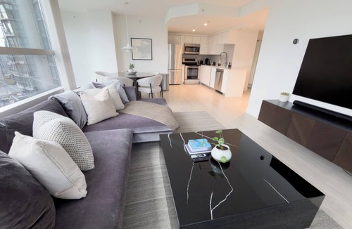 Downtown Vancouver Condo | Luxe 2BR/2BA | City+Mountain Views | Central Vancouver l Free Parking