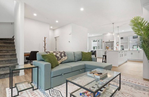 Southwest Calgary House | Luxe 3BR Townhome, 2 Garage, King Bed, Central Heating, Ski Access, Near Banff