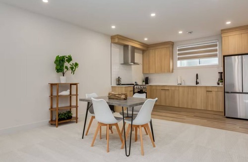 Chestermere House | Luxe Elite Escape - spacious 8 bedrooms near Lake with AC and gym!