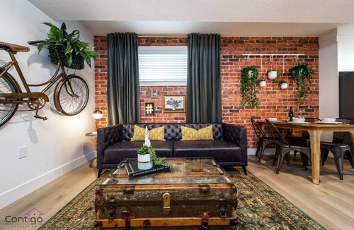 Jasper Place Condo | Luxe NY Style Suite Near DT and WEM King Bed