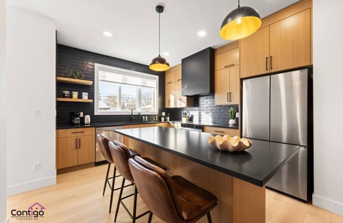 Northwest Edmonton House | Luxe Retreat | Sleeps 12 | Garage | AC | 10 min DT