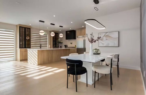 Chestermere House | Luxuria Vibe & Vogue 5 Bedroom near Lake, with AC and gym!