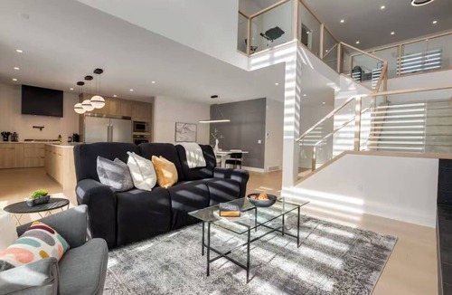 Chestermere House | Luxuria Vibe & Vogue 5 Bdrm near Lake!