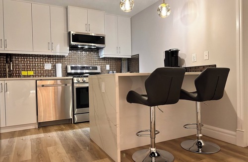 Southwest Edmonton House | Luxurious 3-bed Suite, 10 min to shopping malls & airport, Modern Finishings