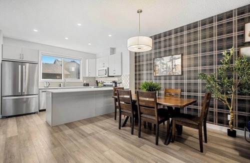 Evanston House | Luxurious 4BR Home | Near Banff | YYC | Garage
