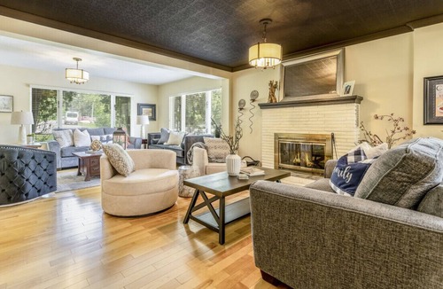 Windermere House | LUXURIOUS 5,500 sqft Home: 5 Br/5 Ba | PRIVATE Pool & Hot Tub | STEPS to Beach