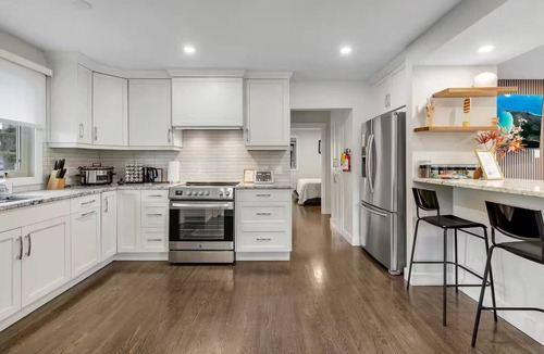 Northwest Calgary House | Luxurious Bungalow near Downtown, with AC & Garage