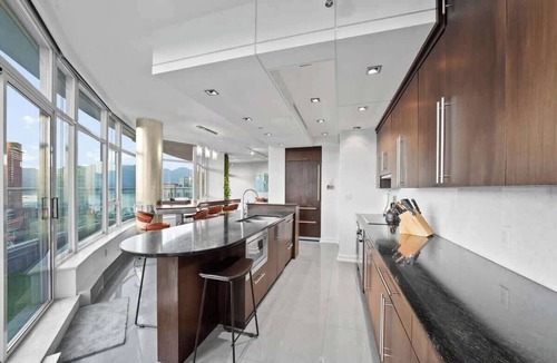 Crosstown Apartment | Luxurious Skyview Penthouse
