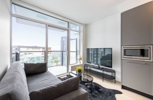 Surrey Apartment | Luxury 1 Bedroom with Gym at King George Hub