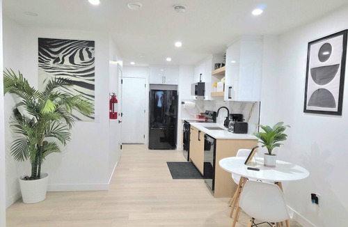 Northwest Calgary House | Luxury 2 bedroom Suite ,15mins to Airport|Close to Banff