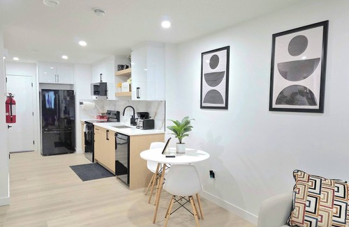 Northwest Calgary House | Luxury 2 bedroom Suite ,15mins to Airport|Close to Banff