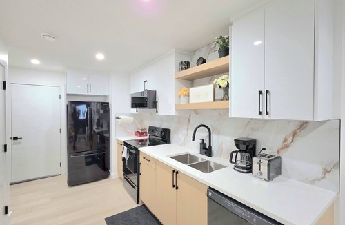 Northwest Calgary House | Luxury 2 bedroom Suite ,15mins to Airport|Close to Banff