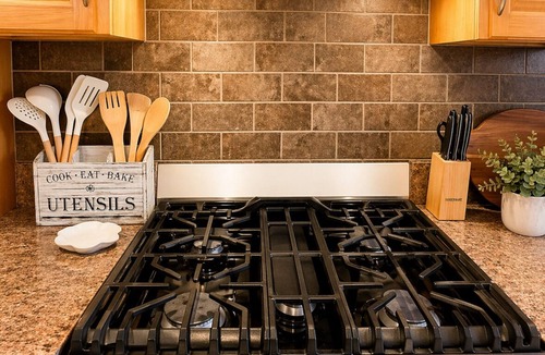 Delta House | “Luxury 2BR Suite Free Parking Modern Kitchen”