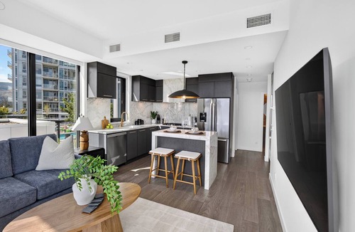 South Pandosy Condo | Luxury 2BR waterfront condo at AQUA Kelowna with a king suite, queen bedroom, private BBQ patio, high end designer interiors, quartz counters, custom navy cabinetry, premium appliances & steps from Okanagan Lake.