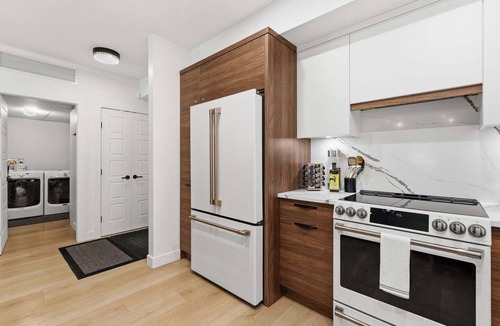 North End Condo | Luxury 3BR Discovery Bay Condo | Pools, Hot Tubs & Downtown Kelowna