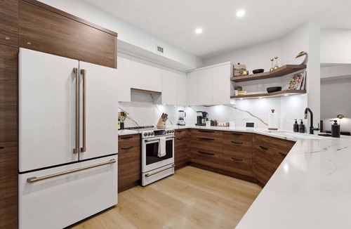 North End Condo | Luxury 3BR Discovery Bay Condo | Pools, Hot Tubs & Downtown Kelowna