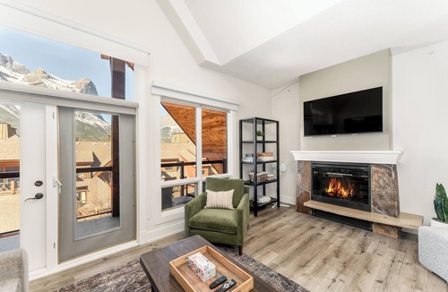 Canmore Condo | Luxury 3BR Penthouse with Amazing Views IndoorPool/HotTub, Undrgrnd Prkg