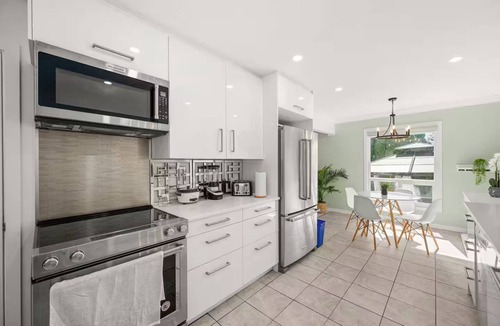 Abbotsford House | Luxury 3BR Retreat | Hot Tub Fire Pit & 4 Beds |