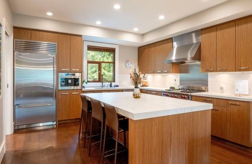 Whistler House | Luxury 4 BR | AC | Double Garage | Private Hot Tub | Mountain Views | Managed By Aloha Whistler