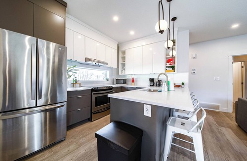West Edmonton House | Luxury 5BDRM Retreat - HotTub - KingBed - AC - Sleeps 13