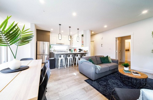 West Edmonton House | Luxury 5BDRM Retreat - HotTub - KingBed - AC - Sleeps 13