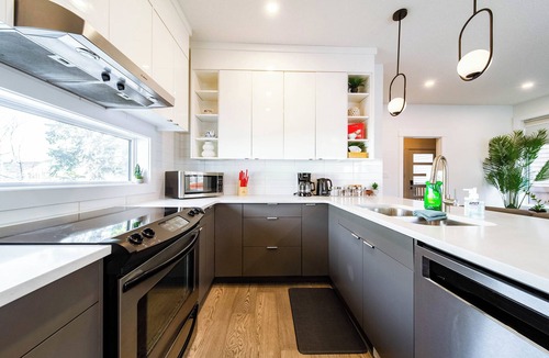 West Edmonton House | Luxury 5BDRM Retreat - HotTub - KingBed - AC - Sleeps 13