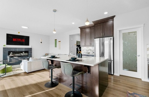 Calgary House | Luxury 5BR Calgary Home | Hot Tub | Pool Table | Sleeps 16