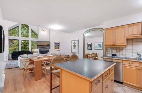 Blueberry Hill Apartment | Luxury 6-Bedroom - Whistler Village - Blueberry