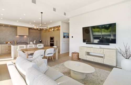 South Pandosy Condo | Luxury Beachfront Retreat 3BR Penthouse Condo w/Lake Views