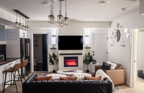 Southwest Edmonton Apartment | Luxury Comfort Stay in Keswick 2Bedrooms- 1Bath