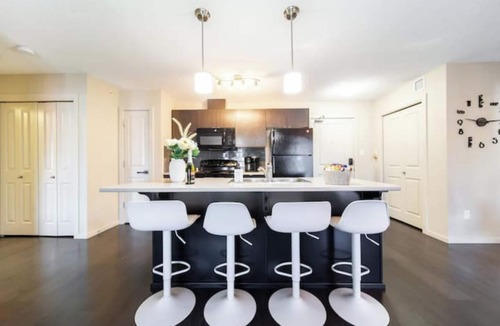 Southwest Edmonton Apartment | Luxury Condo with u/g Parking, 15 mins from WEM