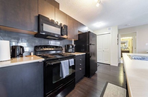 Southwest Edmonton Apartment | Luxury Condo with u/g Parking, 15 mins from WEM
