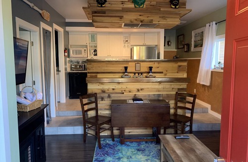 North Cowichan House | Luxury Cottage with Hot Tub