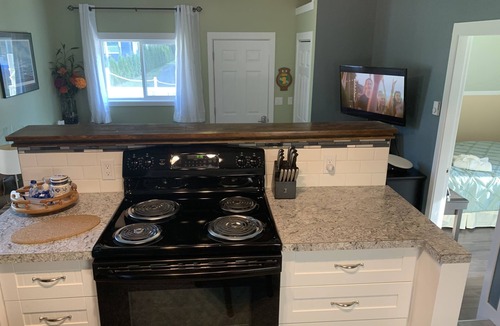 North Cowichan House | Luxury Cottage with Hot Tub