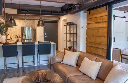 Kelowna Central Business District Hotel | LUXURY DOWNTOWN WATERFRONT RETREAT with Park, Lake and Marina Views