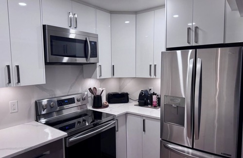 Canyon Heights Apartment | Luxury Garden Suite at Grouse Mountain with AC