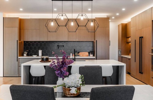 Central Okanagan Villa | Luxury Hillside Retreat - Pool & Rooftop Hot-Tub