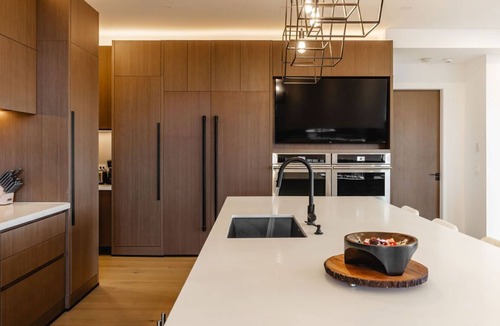 Central Okanagan Villa | Luxury Hillside Retreat - Pool & Rooftop Hot-Tub