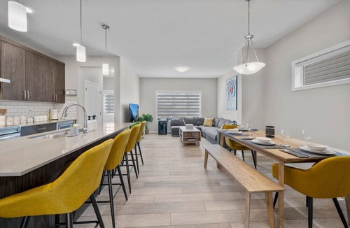 Calgary Villa | Luxury Home Mins to Airport | King Bed | 3BR