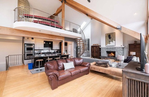 Blueberry Hill Condo | Luxury Home | Private hot tub | Pets | BBQ | AC