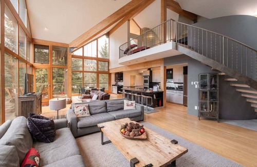 Blueberry Hill Condo | Luxury Home | Private hot tub | Pets | BBQ | AC