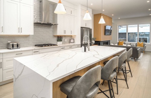 Banff Trail House | Luxury Inner City New Built & Garage & AC
