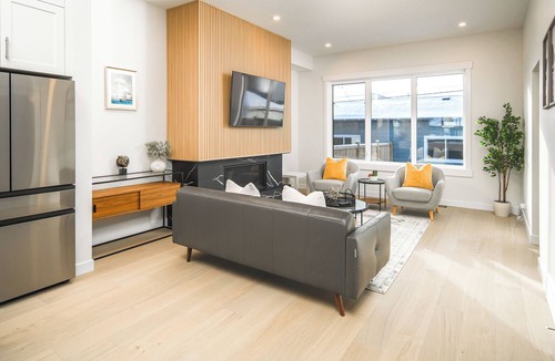 Banff Trail House | Luxury Inner City New Built & Garage & AC