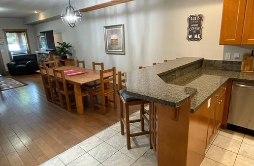 Osoyoos House | Luxury Lakefront Townhouse 3Bed,3Bath Pool Hot Tub Beach - Canada's warmest lake