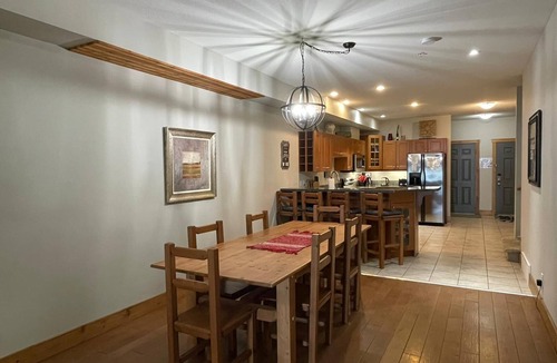 Osoyoos House | Luxury Lakefront Townhouse 3Bed,3Bath Pool Hot Tub Beach - Canada's warmest lake