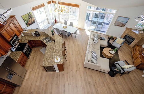 North End Condo | Luxury Lakeside Penthouse - Discovery Bay Resort