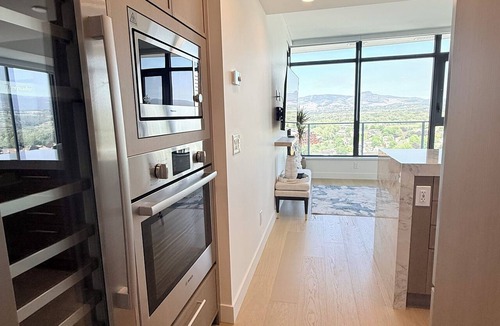 South Pandosy Apartment | Luxury Living at Aqua | Pool, Spa, Golf Sim plus Downtown Kelowna & Lake Views