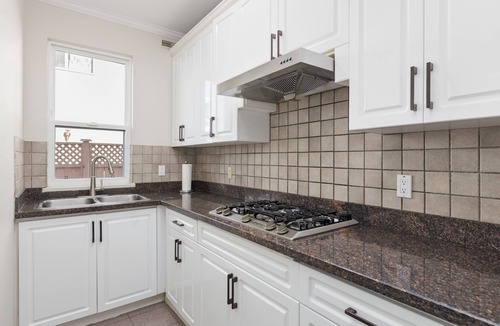 Richmond Apartment | Luxury Master King Suite. Ensuite. Free Parking .Central AC. Near YVR